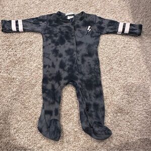 Designer From Denny’s!  Charcoal Tie-Dye Kids Footie with Lightning Bolt